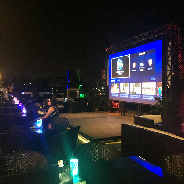 进口专业音响设备入驻娱乐露天酒吧