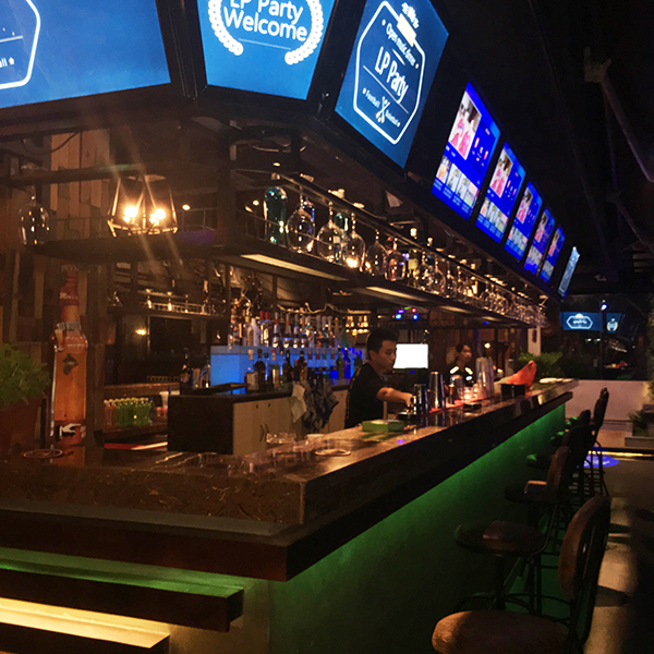 进口专业音响设备入驻娱乐露天酒吧