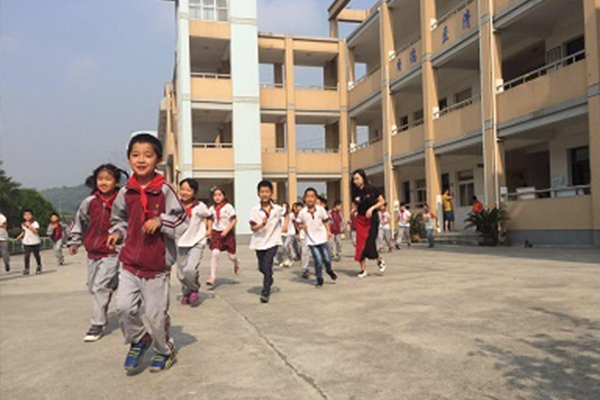 茄子短视频污音响成功打造德清县三合中心学校多功能厅