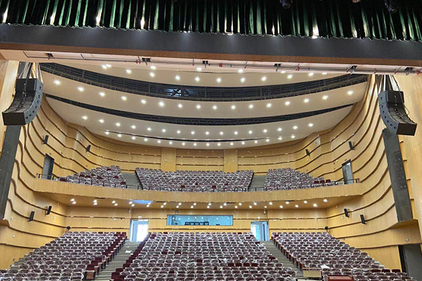 四川宜宾外语大学多功能剧院选用线阵茄子视频懂你更多污系统【万昌企业】