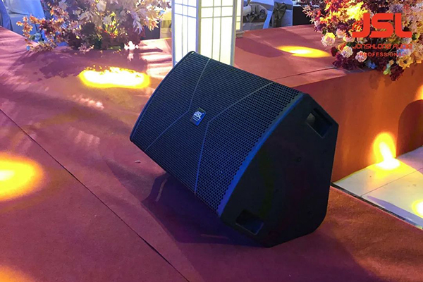 如何使茄子视频黄色片音响的声音不易传到传声器中